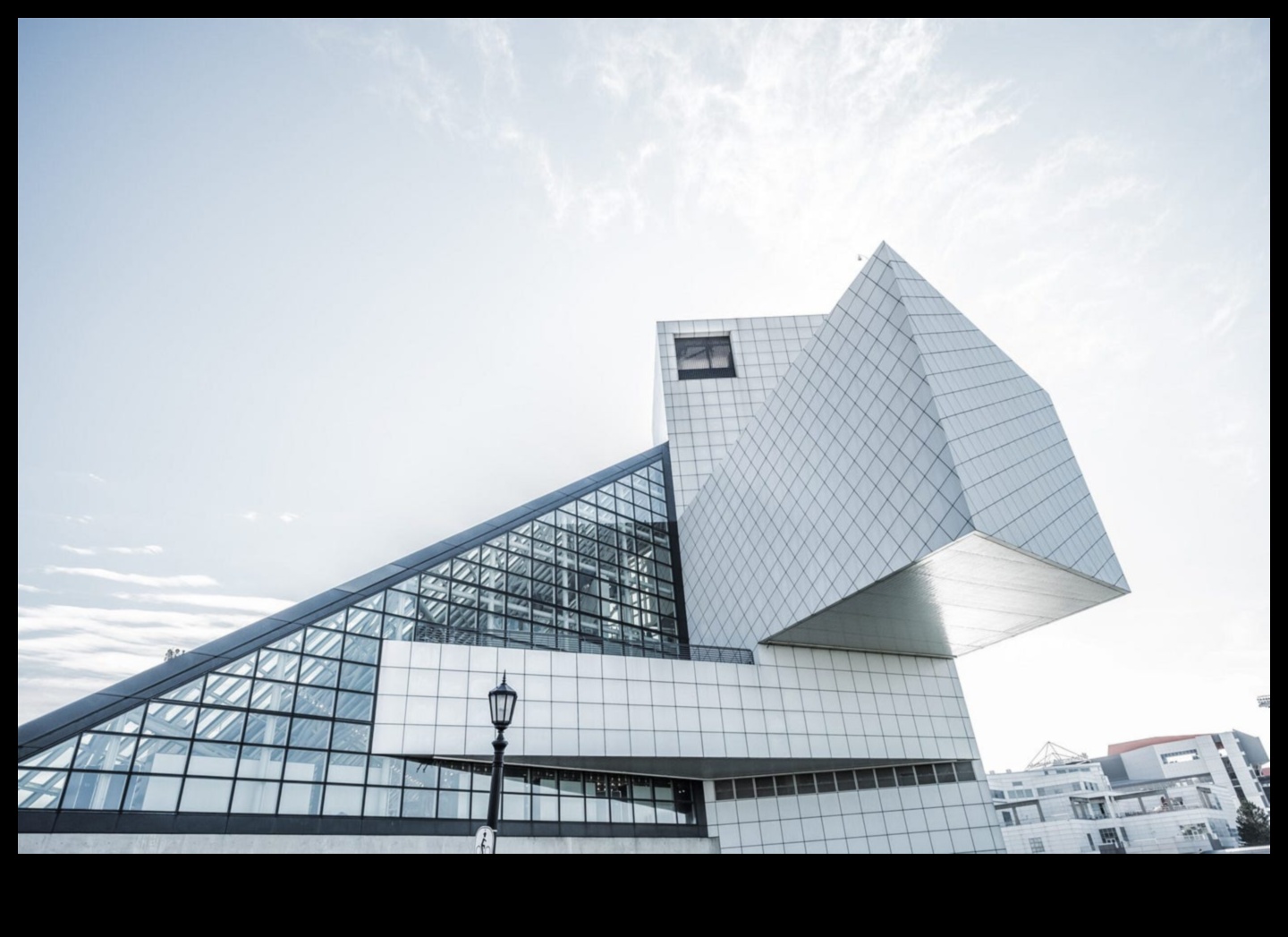 سيتي سكيب كوتور كيف تعيد العناصر الحضرية تشكيل تصميم الأزياء 3 سيتي سكيب كوتور: العناصر الحضرية في تصميم الأزياء