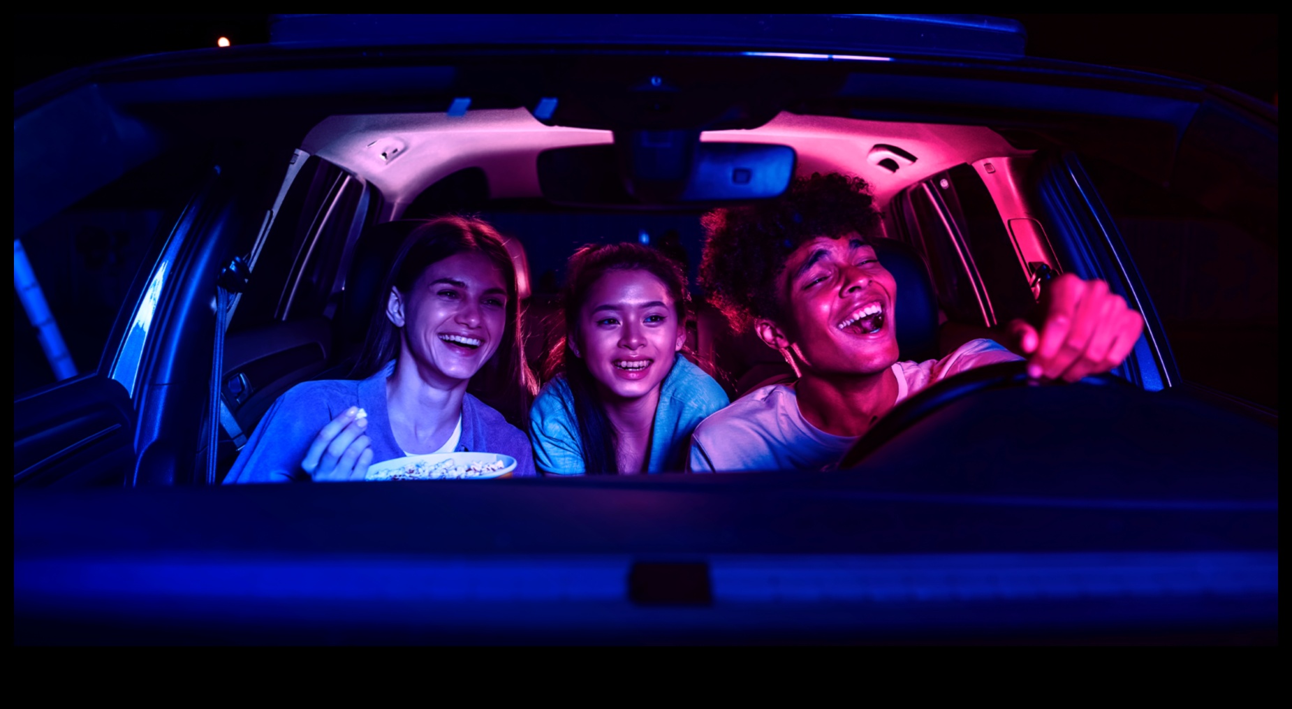 فيديو غامر داخل السيارة: إلكترونيات فيديو السيارة من أجل ترفيه جاهز للطرق