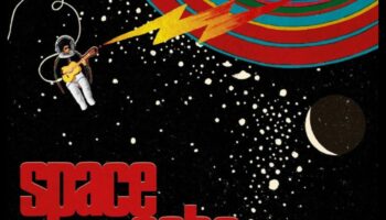 صدى الجاذبية: حكايات صدى في صمت الفضاء