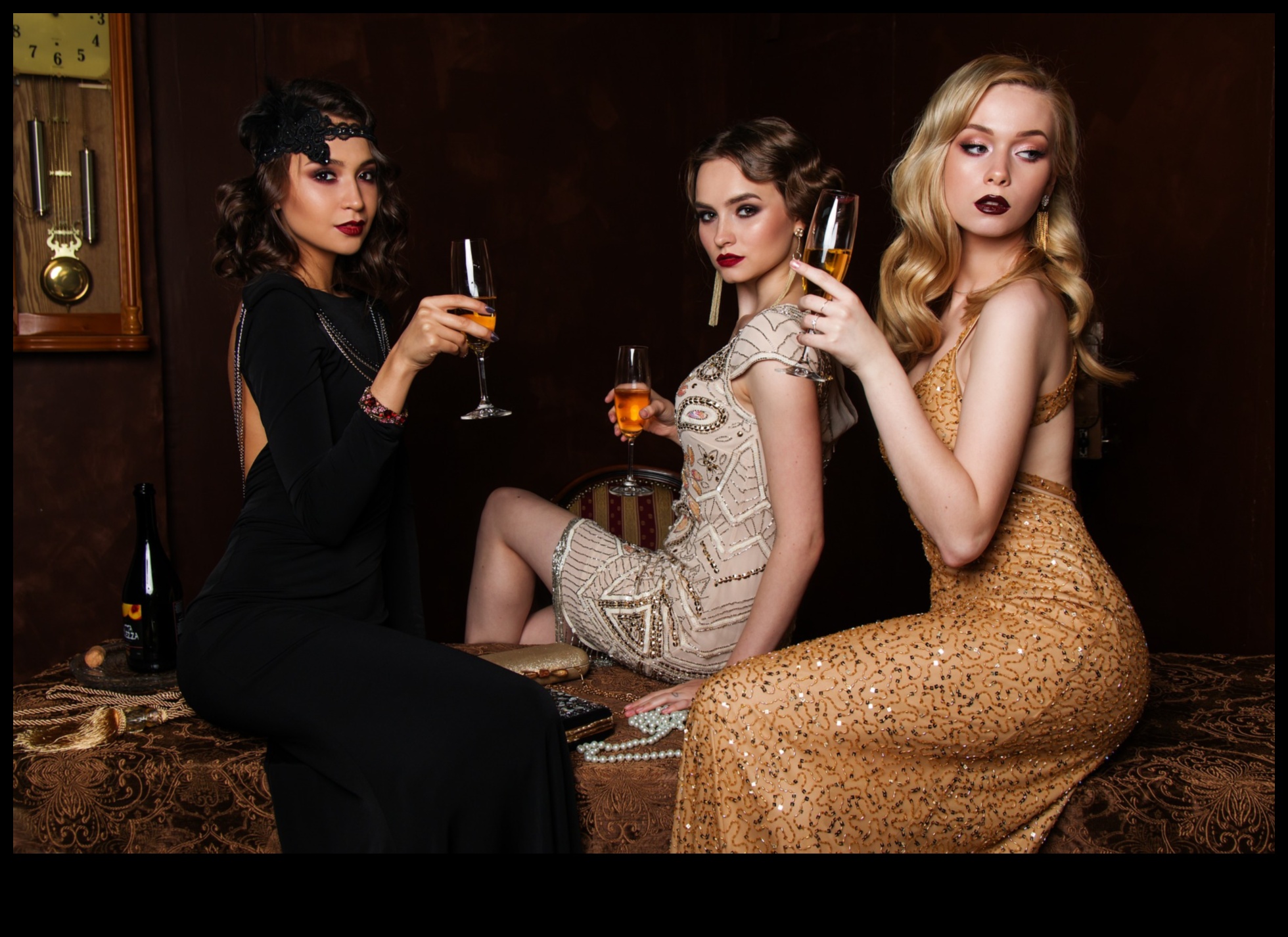 إطلالة رائعة تخطف الأنظار بهذه الملابس الليلية التي ستجعلك تشعرين وكأنك في الحفلة 2 مظهر ساحر: لفت الأنظار بهذه الملابس الليلية