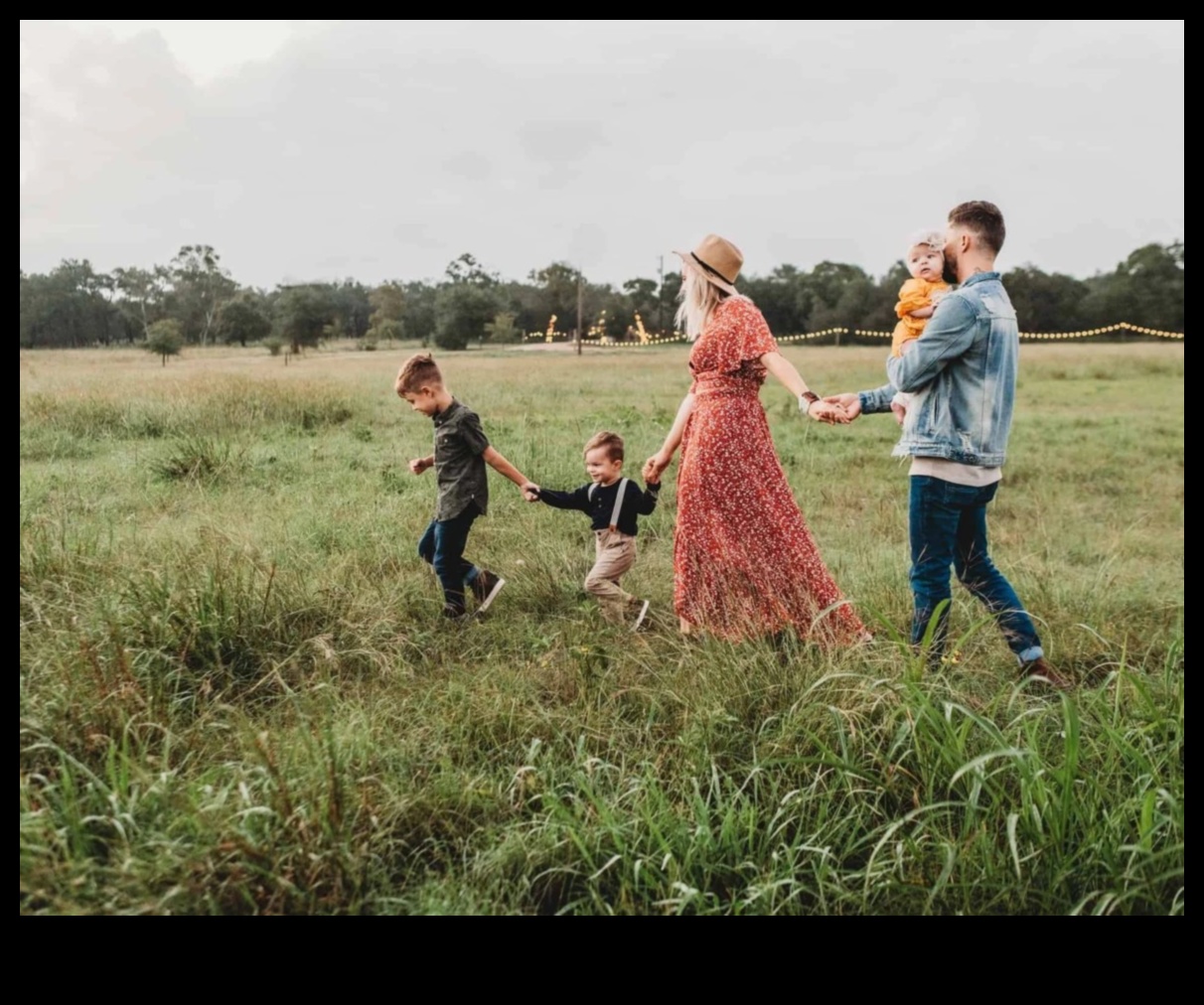 الأسر الواعية: كيفية التواصل مع أطفالك في عالم مليء بالتحديات 5 الأسر الواعية: احتضان الاتصال من خلال الأبوة والأمومة