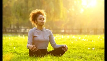 العافية داخل: استكشاف النتائج الإيجابية للتأمل