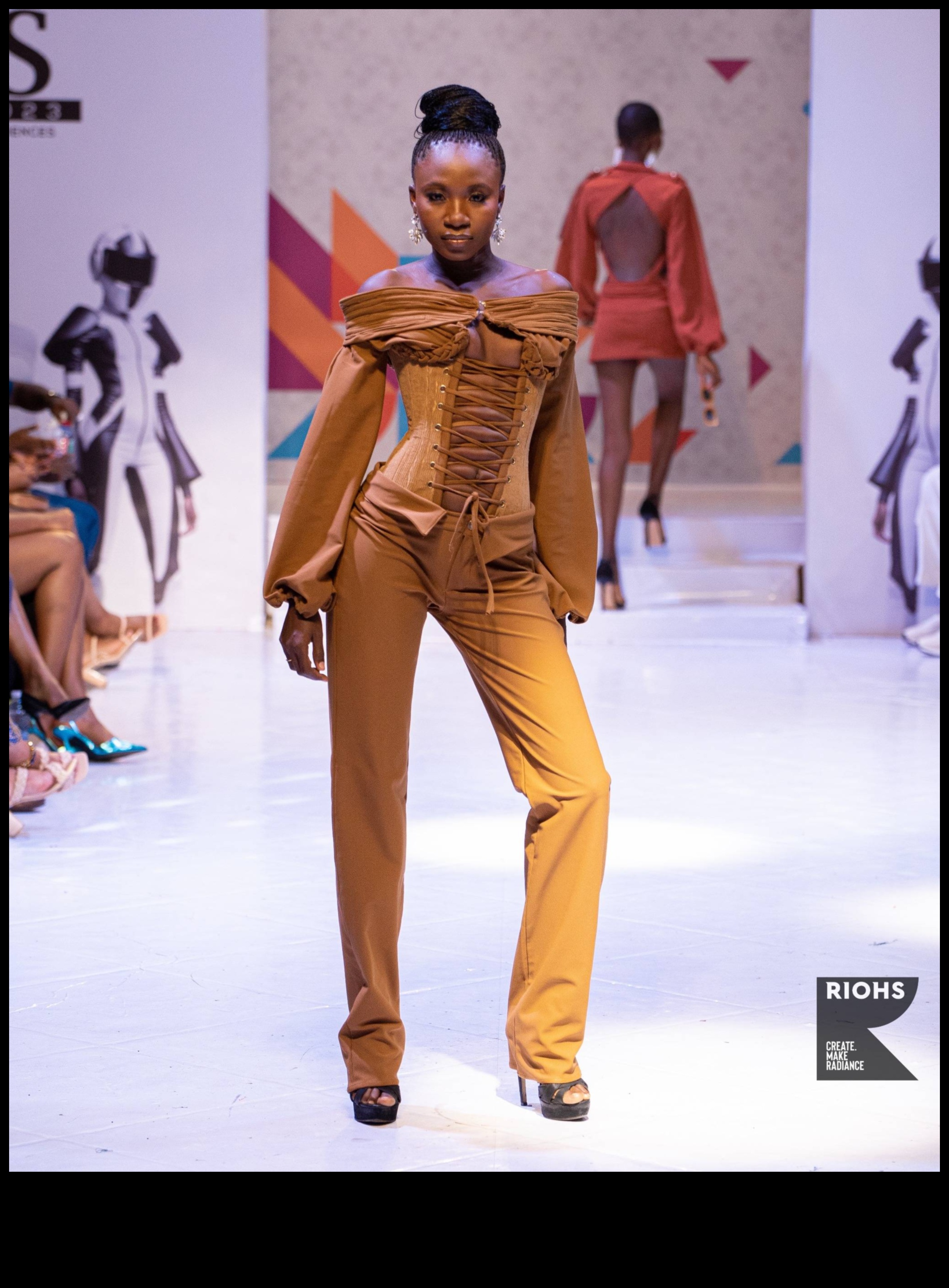 المدرج المشع عرض أزياء للتميز العصري 1 المدرج المشع: استمتع في دائرة الضوء من التميز العصري