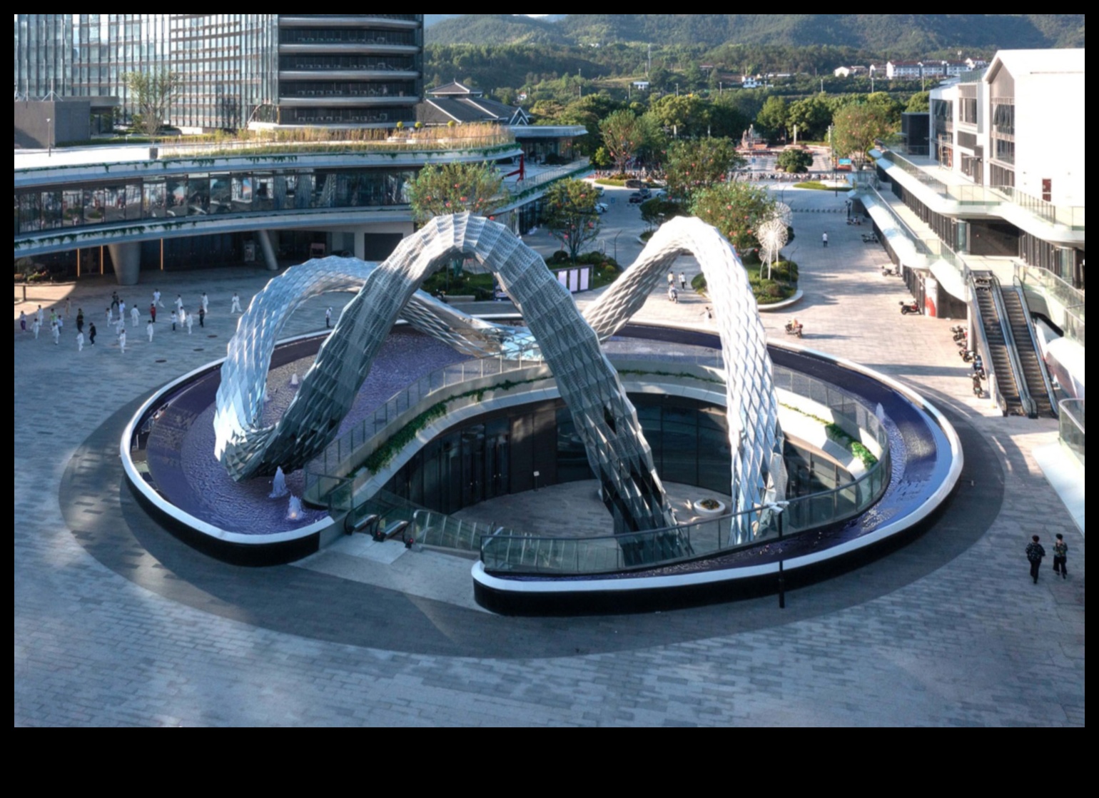 سيتي سكيب كوتور كيف تعيد العناصر الحضرية تشكيل تصميم الأزياء 1 سيتي سكيب كوتور: العناصر الحضرية في تصميم الأزياء